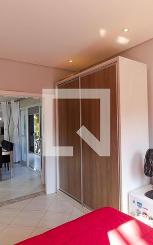 Casa à venda com 370m², 5 quartos e 2 vagas Casa à venda com 370m², 5 quartos e 2 vagasQuarto