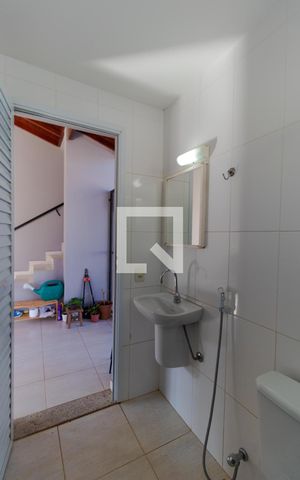 Casa à venda com 370m², 5 quartos e 2 vagas Casa à venda com 370m², 5 quartos e 2 vagasBanheiro 01