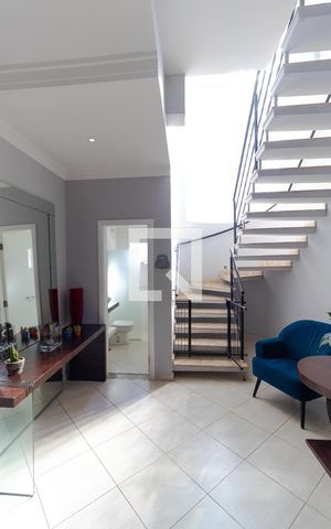 Casa à venda com 370m², 5 quartos e 2 vagas Casa à venda com 370m², 5 quartos e 2 vagasSalas