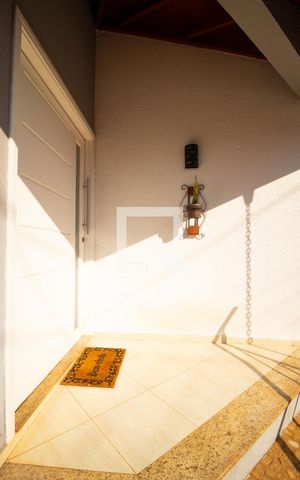 Casa à venda com 370m², 5 quartos e 2 vagas Casa à venda com 370m², 5 quartos e 2 vagasEntrada