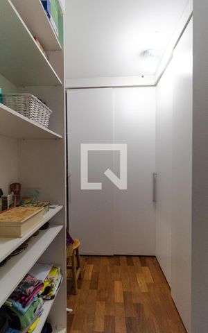 Casa à venda com 370m², 5 quartos e 2 vagas Casa à venda com 370m², 5 quartos e 2 vagasCloset da Suíte 02