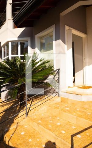 Casa à venda com 370m², 5 quartos e 2 vagas Casa à venda com 370m², 5 quartos e 2 vagasFachada
