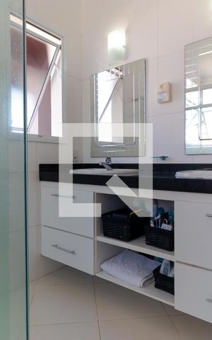 Casa à venda com 370m², 5 quartos e 2 vagas Casa à venda com 370m², 5 quartos e 2 vagasBanheiro da Suíte 02