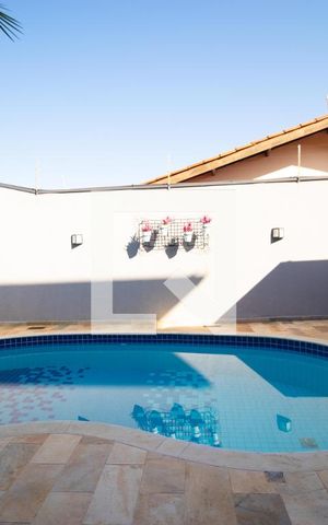 Casa à venda com 370m², 5 quartos e 2 vagas Casa à venda com 370m², 5 quartos e 2 vagasPiscina