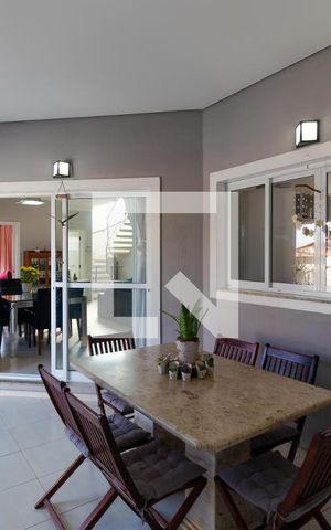 Casa à venda com 370m², 5 quartos e 2 vagas Casa à venda com 370m², 5 quartos e 2 vagasChurrasqueira