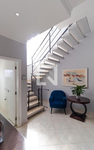 Casa à venda com 370m², 5 quartos e 2 vagas Casa à venda com 370m², 5 quartos e 2 vagasSalas