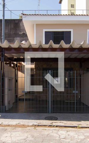 Casa para alugar com 100m², 2 quartos e 2 vagasFachada