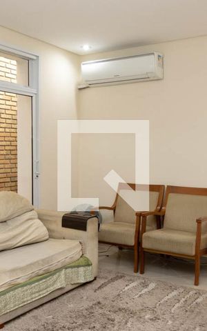 Casa à venda com 180m², 3 quartos e 2 vagas Casa à venda com 180m², 3 quartos e 2 vagasSalas e cozinha