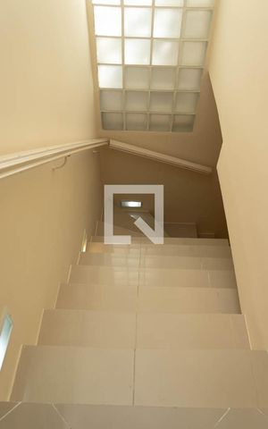 Casa à venda com 180m², 3 quartos e 2 vagas Casa à venda com 180m², 3 quartos e 2 vagasEscada