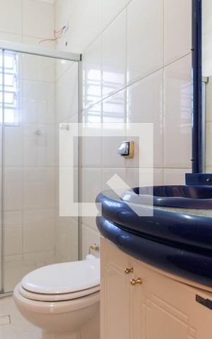 Casa à venda com 191m², 3 quartos e 2 vagas Casa à venda com 191m², 3 quartos e 2 vagasBanheiro