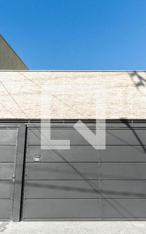 Casa à venda com 191m², 3 quartos e 2 vagas Casa à venda com 191m², 3 quartos e 2 vagasFachada