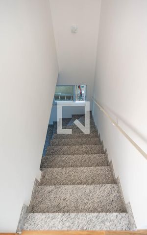 Casa à venda com 191m², 3 quartos e 2 vagas Casa à venda com 191m², 3 quartos e 2 vagasEscadas