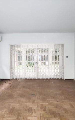 Casa à venda com 385m², 4 quartos e 2 vagas Casa à venda com 385m², 4 quartos e 2 vagasQuarto 1
