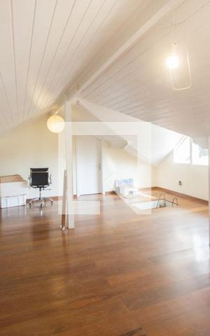 Casa de condomínio à venda com 255m², 4 quartos e 3 vagasSótão