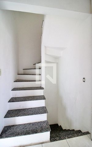 Casa de condomínio à venda com 200m², 3 quartos e 2 vagasEscada