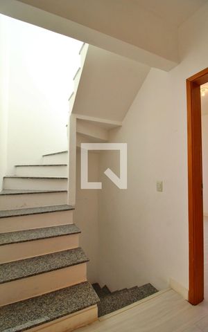 Casa de condomínio à venda com 200m², 3 quartos e 2 vagasEscada