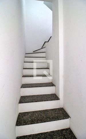 Casa de condomínio à venda com 200m², 3 quartos e 2 vagasEscada