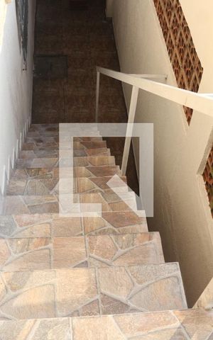 Casa para alugar com 90m², 2 quartos e 1 vagaEscada