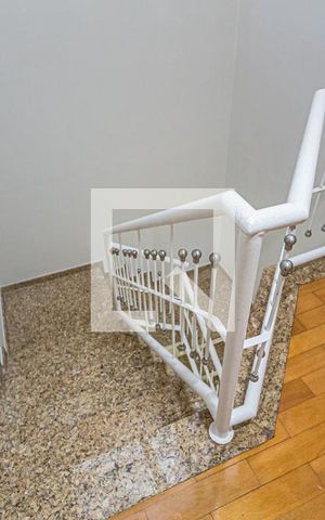 Casa à venda com 250m², 3 quartos e 5 vagas Casa à venda com 250m², 3 quartos e 5 vagasEscada Dormitórios