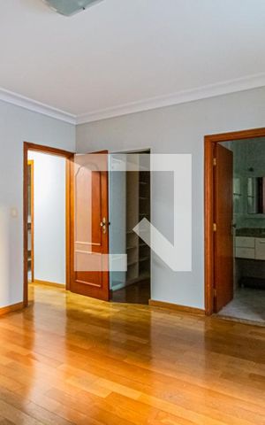 Casa à venda com 250m², 3 quartos e 5 vagas Casa à venda com 250m², 3 quartos e 5 vagasSuite