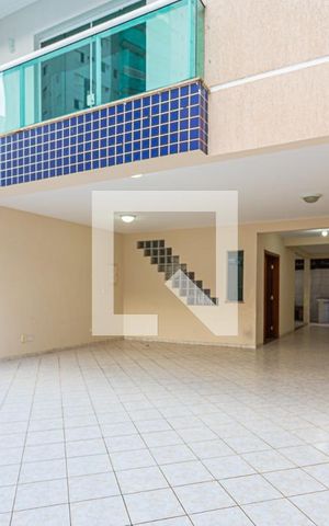 Casa à venda com 250m², 3 quartos e 5 vagas Casa à venda com 250m², 3 quartos e 5 vagasGaragem