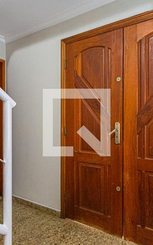 Casa à venda com 250m², 3 quartos e 5 vagas Casa à venda com 250m², 3 quartos e 5 vagasEscada Sala / Garagem