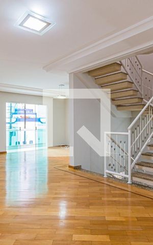 Casa à venda com 250m², 3 quartos e 5 vagas Casa à venda com 250m², 3 quartos e 5 vagasSala