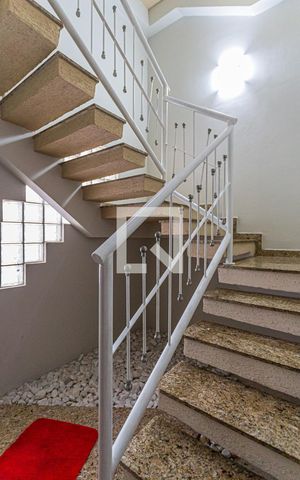 Casa à venda com 250m², 3 quartos e 5 vagas Casa à venda com 250m², 3 quartos e 5 vagasEscada Sala / Garagem