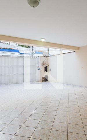 Casa à venda com 250m², 3 quartos e 5 vagas Casa à venda com 250m², 3 quartos e 5 vagasGaragem