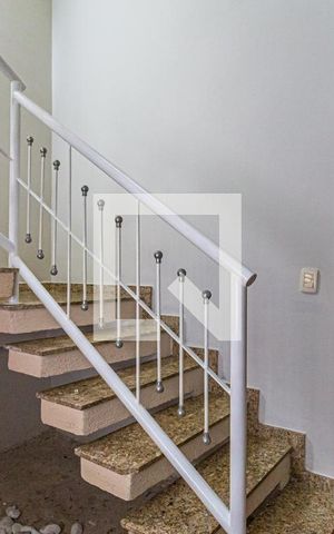 Casa à venda com 250m², 3 quartos e 5 vagas Casa à venda com 250m², 3 quartos e 5 vagasEscada Sala / Garagem