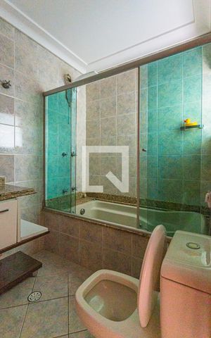 Casa à venda com 250m², 3 quartos e 5 vagas Casa à venda com 250m², 3 quartos e 5 vagasBanheiro da Suite