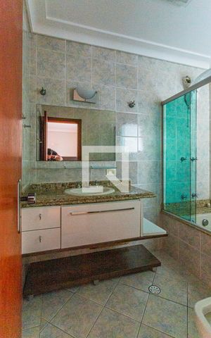 Casa à venda com 250m², 3 quartos e 5 vagas Casa à venda com 250m², 3 quartos e 5 vagasBanheiro da Suite