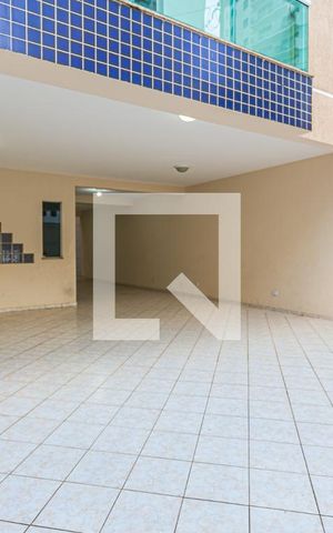Casa à venda com 250m², 3 quartos e 5 vagas Casa à venda com 250m², 3 quartos e 5 vagasGaragem
