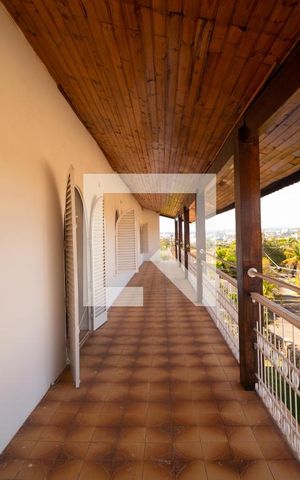 Casa à venda com 1000m², 13 quartos e 4 vagas Casa à venda com 1000m², 13 quartos e 4 vagasSacada da Sala 03