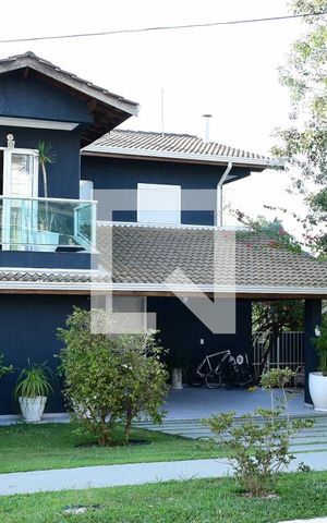 Casa de condomínio para alugar com 330m², 4 quartos e 4 vagasFachada