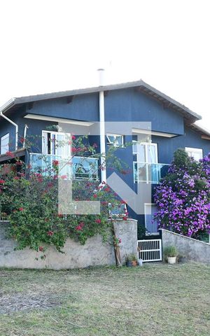 Casa de condomínio para alugar com 330m², 4 quartos e 4 vagasLateral