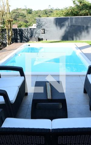 Casa de condomínio para alugar com 330m², 4 quartos e 4 vagasPiscina
