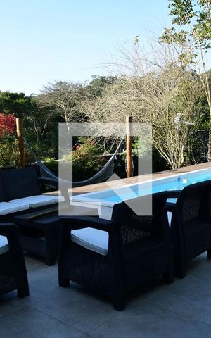 Casa de condomínio para alugar com 330m², 4 quartos e 4 vagasPiscina