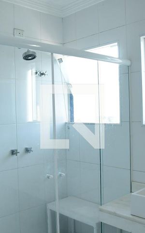 Casa de condomínio para alugar com 330m², 4 quartos e 4 vagasBanheiro da Suíte 1
