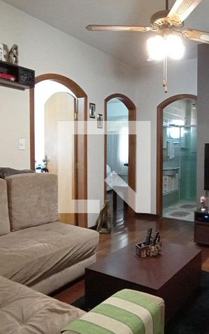 Casa à venda com 370m², 4 quartos e 4 vagas Casa à venda com 370m², 4 quartos e 4 vagasSala de TV