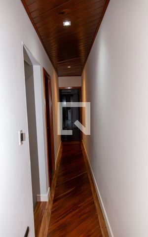 Casa à venda com 380m², 3 quartos e 2 vagasCorredor