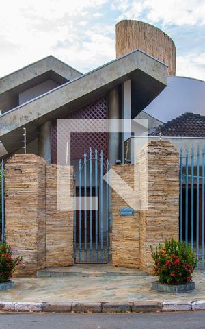 Casa à venda com 400m², 4 quartos e 4 vagas Casa à venda com 400m², 4 quartos e 4 vagasFachada