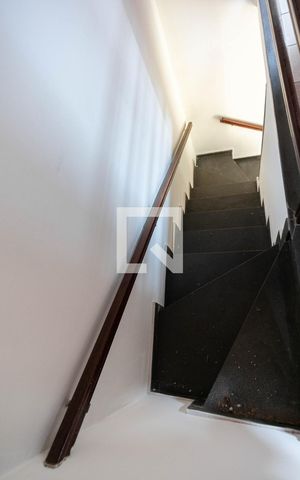 Casa à venda com 200m², 3 quartos e 2 vagas Casa à venda com 200m², 3 quartos e 2 vagasEscadas