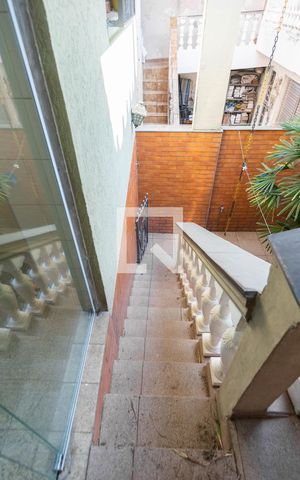 Casa à venda com 200m², 3 quartos e 2 vagas Casa à venda com 200m², 3 quartos e 2 vagasEscadas