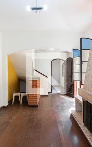 Casa à venda com 200m², 3 quartos e 2 vagas Casa à venda com 200m², 3 quartos e 2 vagasSala