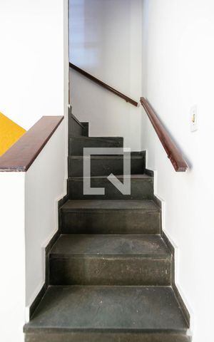 Casa à venda com 200m², 3 quartos e 2 vagas Casa à venda com 200m², 3 quartos e 2 vagasEscadas