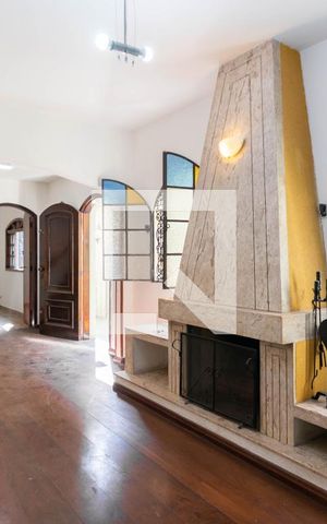 Casa à venda com 200m², 3 quartos e 2 vagas Casa à venda com 200m², 3 quartos e 2 vagasSala
