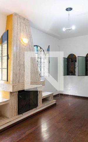 Casa à venda com 200m², 3 quartos e 2 vagas Casa à venda com 200m², 3 quartos e 2 vagasSala