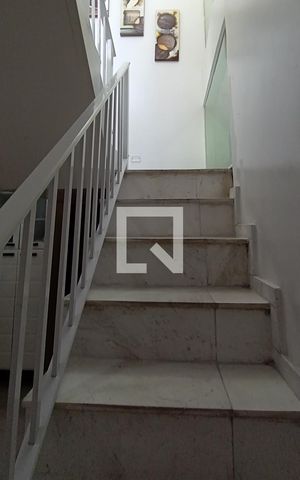 Casa à venda com 250m², 3 quartos e 6 vagas Casa à venda com 250m², 3 quartos e 6 vagasEscada