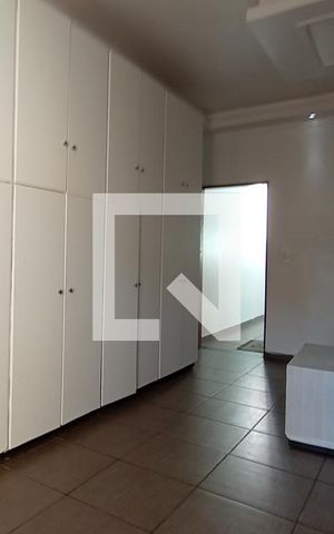 Casa à venda com 250m², 3 quartos e 6 vagas Casa à venda com 250m², 3 quartos e 6 vagasSuíte